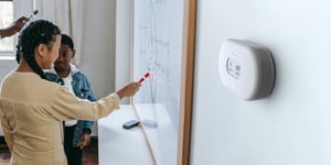 Airthings Space Pro - Lifestyle Classroom_PM_CO2_WEB