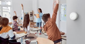 Airthings for Business - Space CO2 Mini - Lifestyle - School 01_WEB (1)