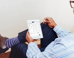 man-holding-ipad-with-airthings-for-business-dashboard-WEB 2